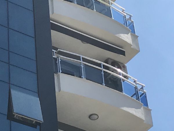 Karsıyaka klasik tente apartma balkonu